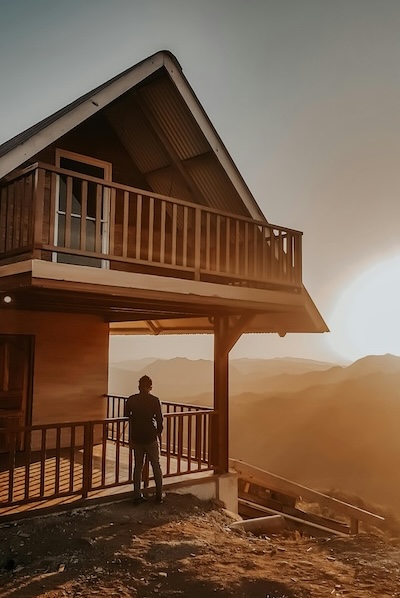 Drewniany domek letniskowy wykonany przez firmę SZAH, idealne miejsce do wypoczynku.