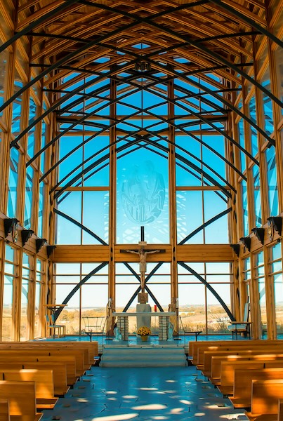 Elementy sakralne wykonane przez firmę SZAH do wnętrz kościołów, takie jak ołtarze i ławki.